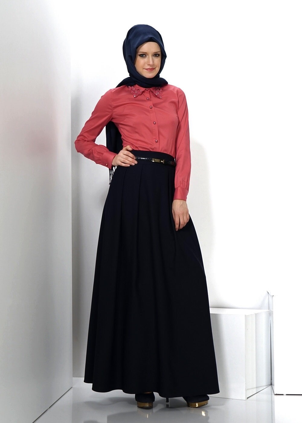 Tesettür giyim MERCAN YAKASI VE SIRTI TAŞ BASKILI BLUZ 4330 