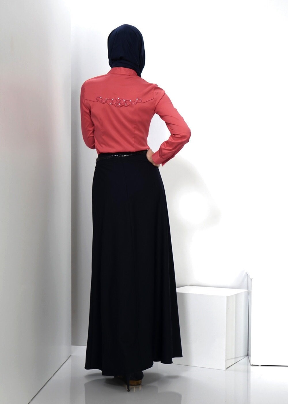 Tesettür giyim MERCAN YAKASI VE SIRTI TAŞ BASKILI BLUZ 4330 