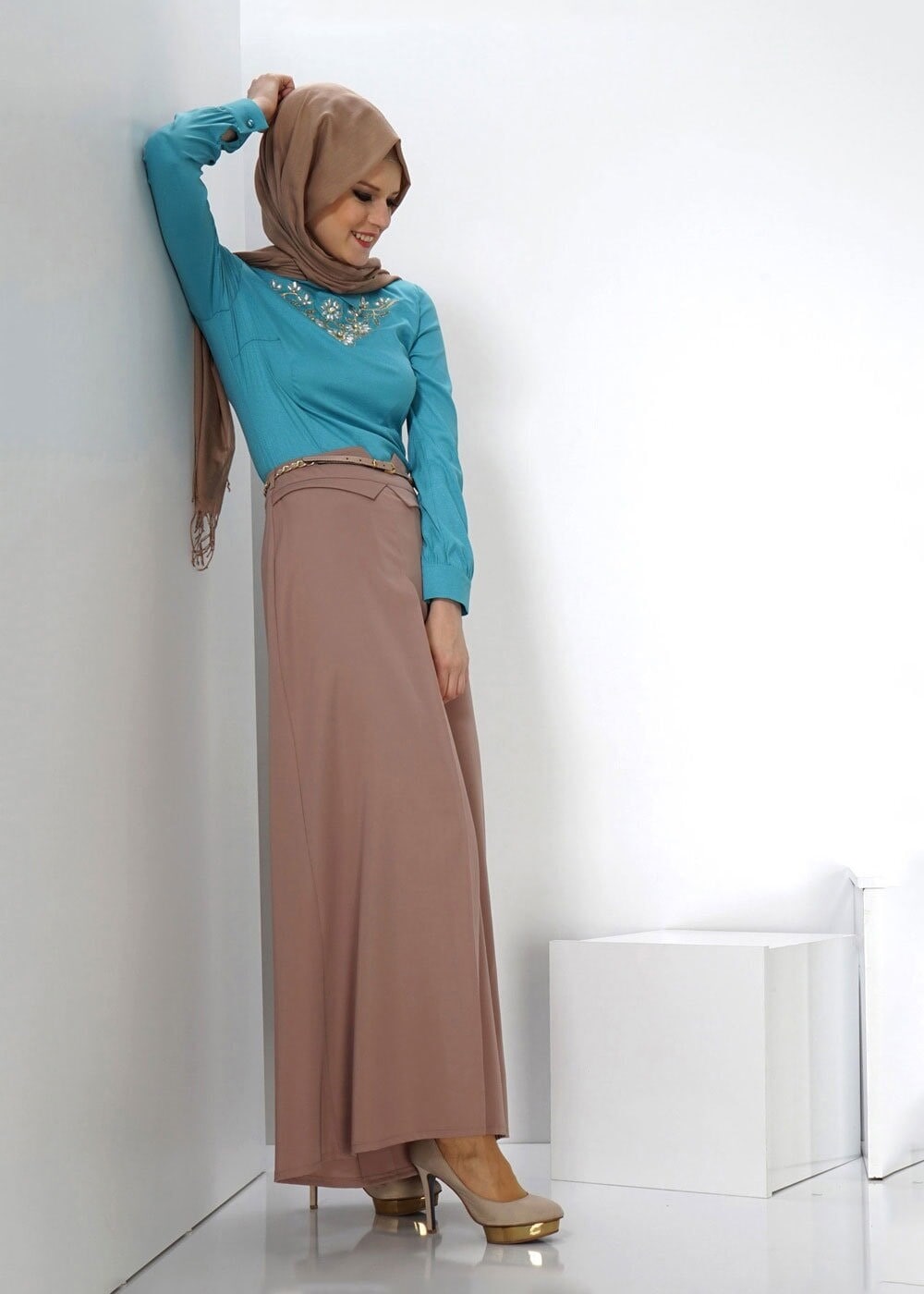 Tesettür giyim MAVİ ÇİÇEK NAKIŞLI GÖMLEK YAKA BLUZ 4333