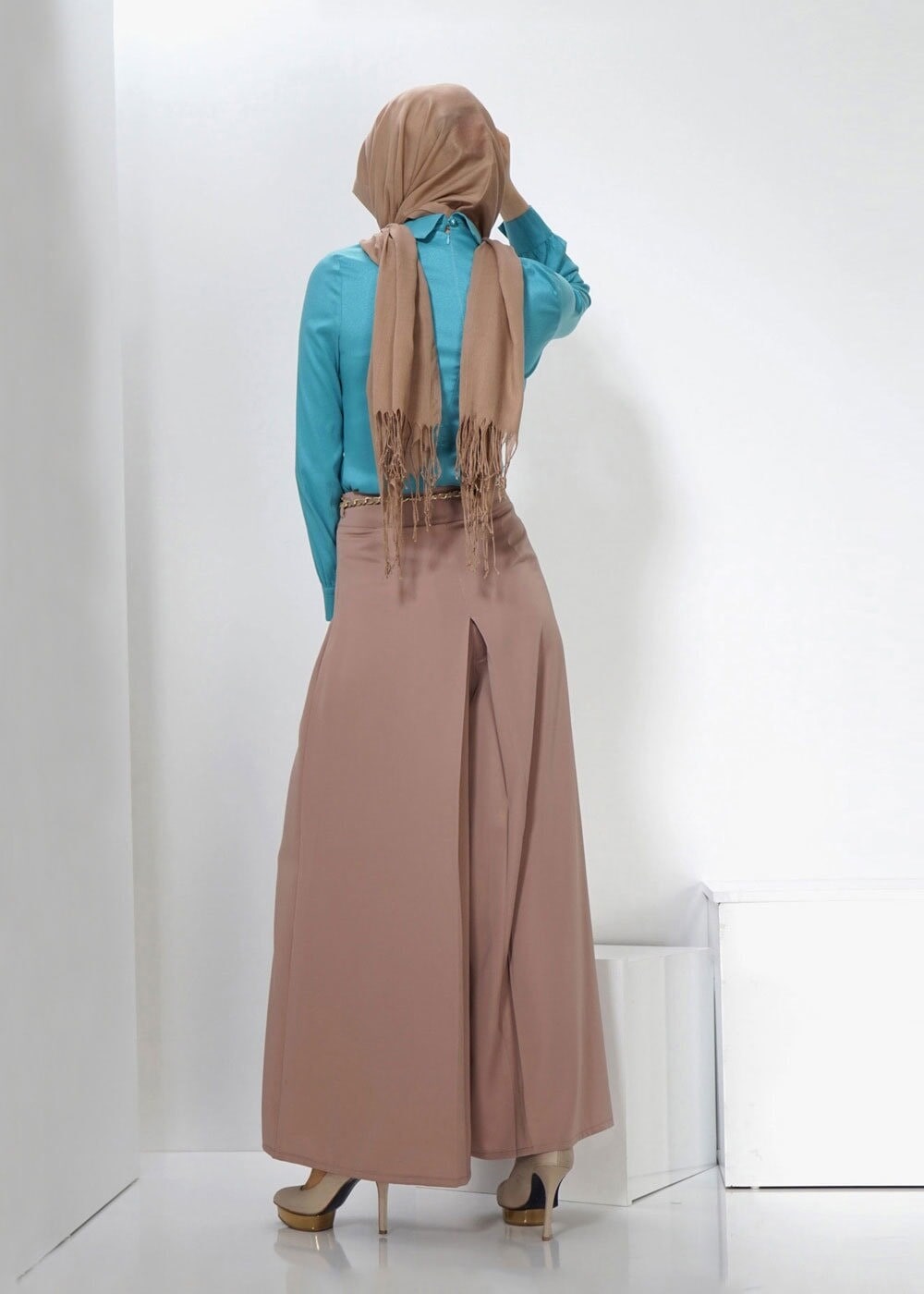 Tesettür giyim MAVİ ÇİÇEK NAKIŞLI GÖMLEK YAKA BLUZ 4333