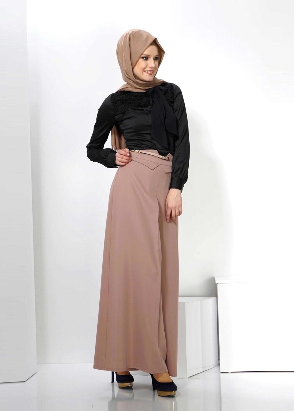 Tesettür giyim SİYAH BAĞLAMA DETAYLI İŞLEMELİ BLUZ 4347