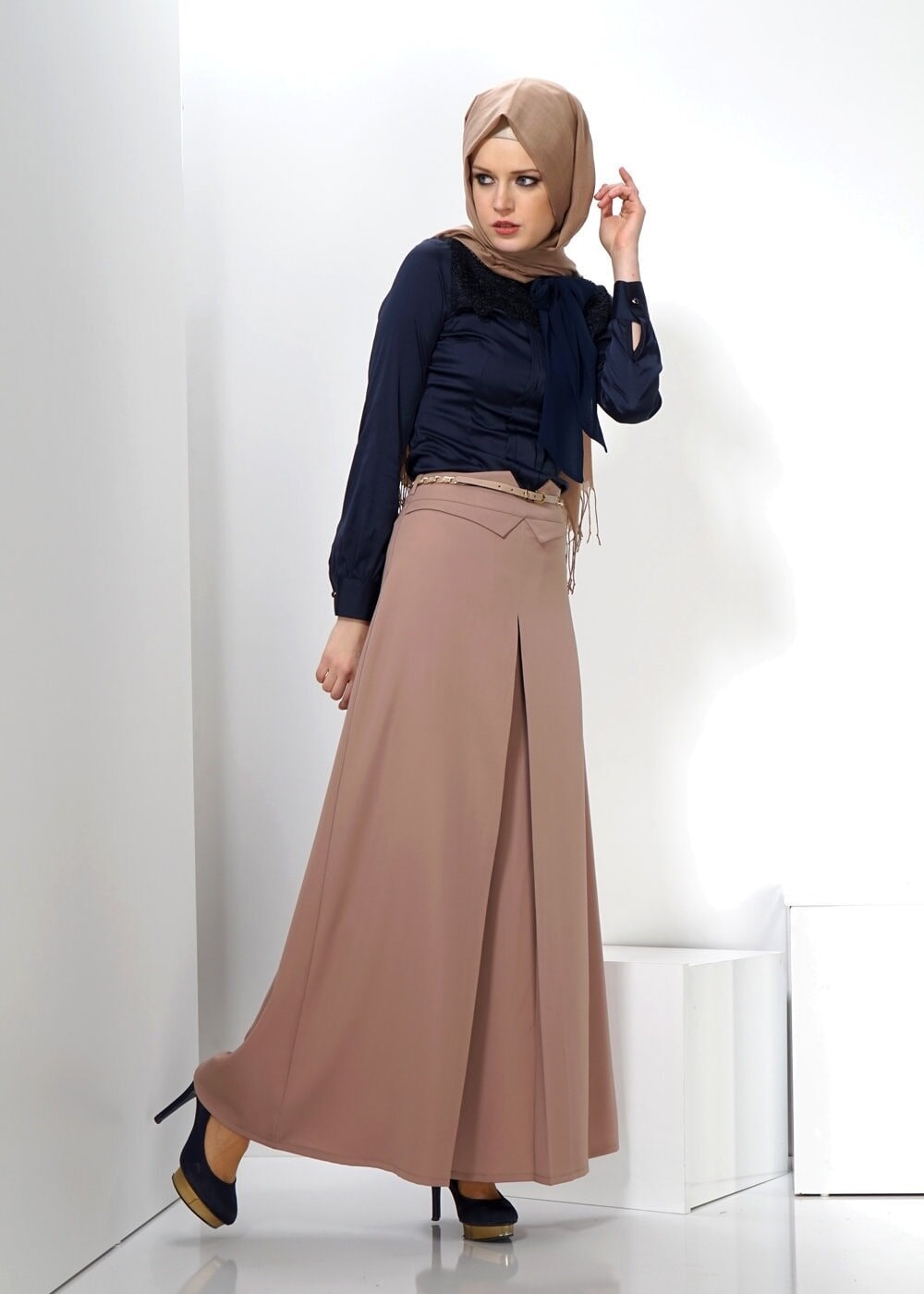 Tesettür giyim LACİVERT BAĞLAMA DETAYLI İŞLEMELİ BLUZ 4347