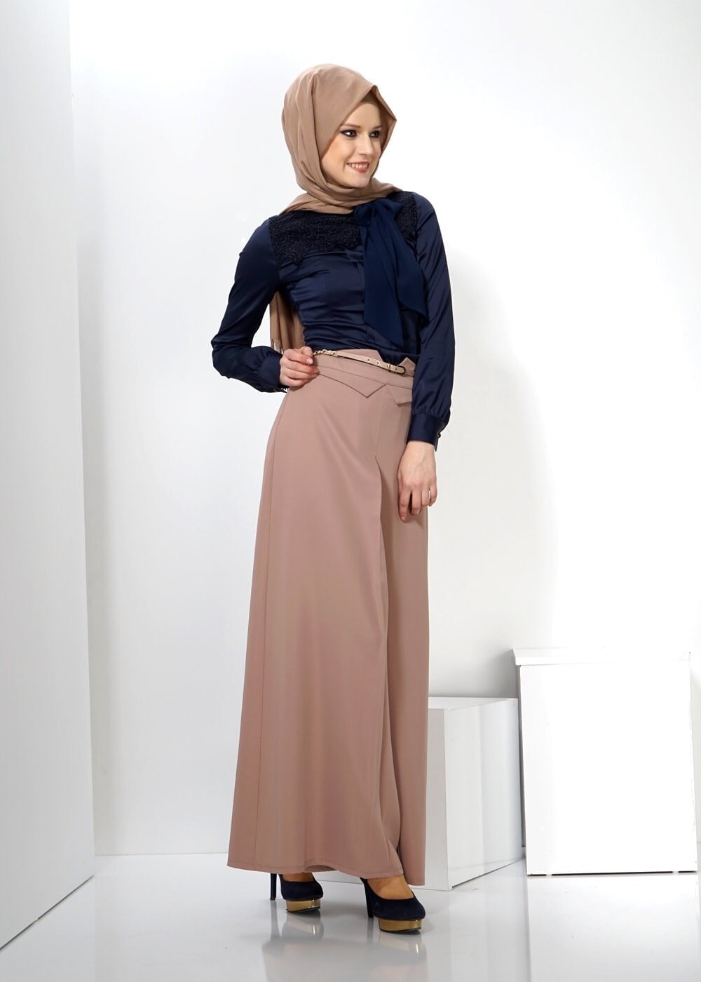 Tesettür giyim LACİVERT BAĞLAMA DETAYLI İŞLEMELİ BLUZ 4347