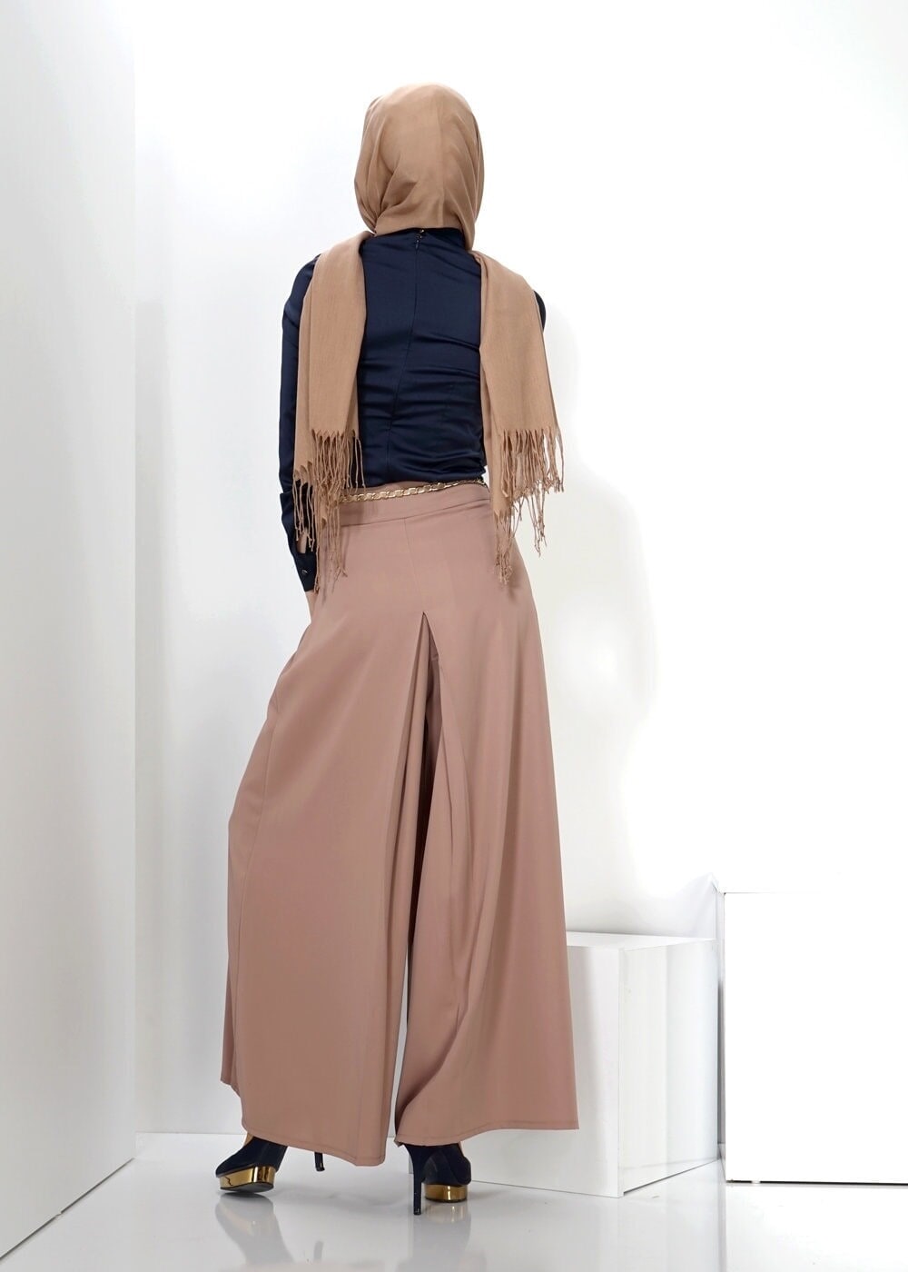 Tesettür giyim LACİVERT BAĞLAMA DETAYLI İŞLEMELİ BLUZ 4347