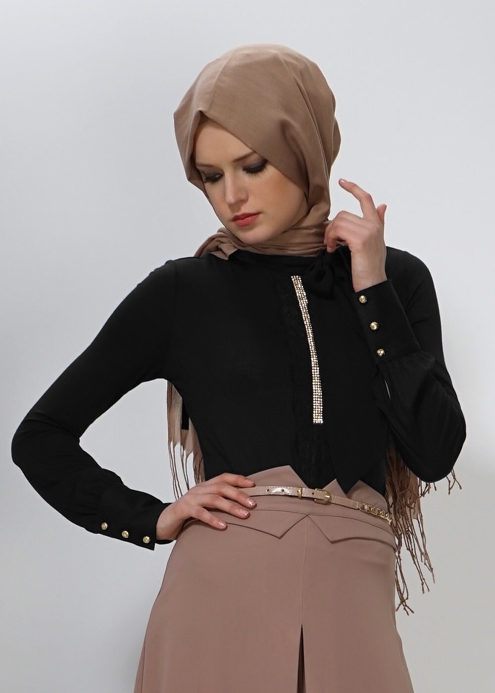 Tesettür giyim SİYAH YAKASI BAĞLAMA DETAYLI İŞLEMELİ BLUZ 4374