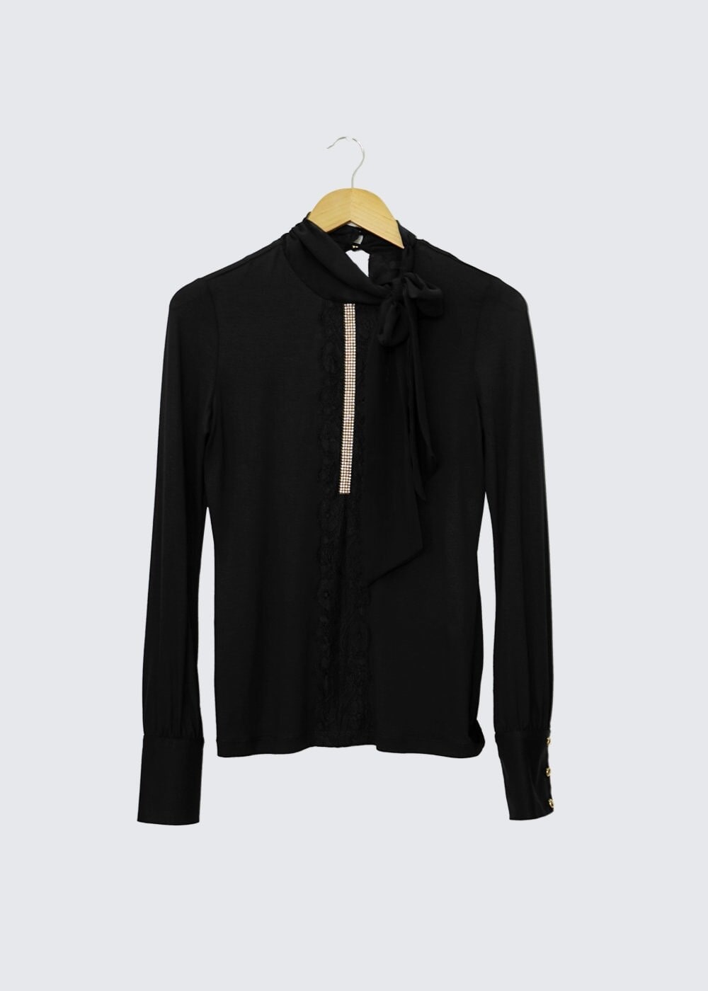 Tesettür giyim SİYAH YAKASI BAĞLAMA DETAYLI İŞLEMELİ BLUZ 4374