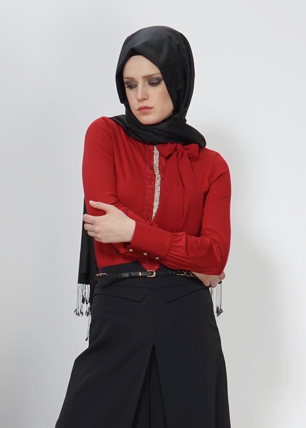Tesettür giyim BORDO YAKASI BAĞLAMA DETAYLI İŞLEMELİ BLUZ 4374