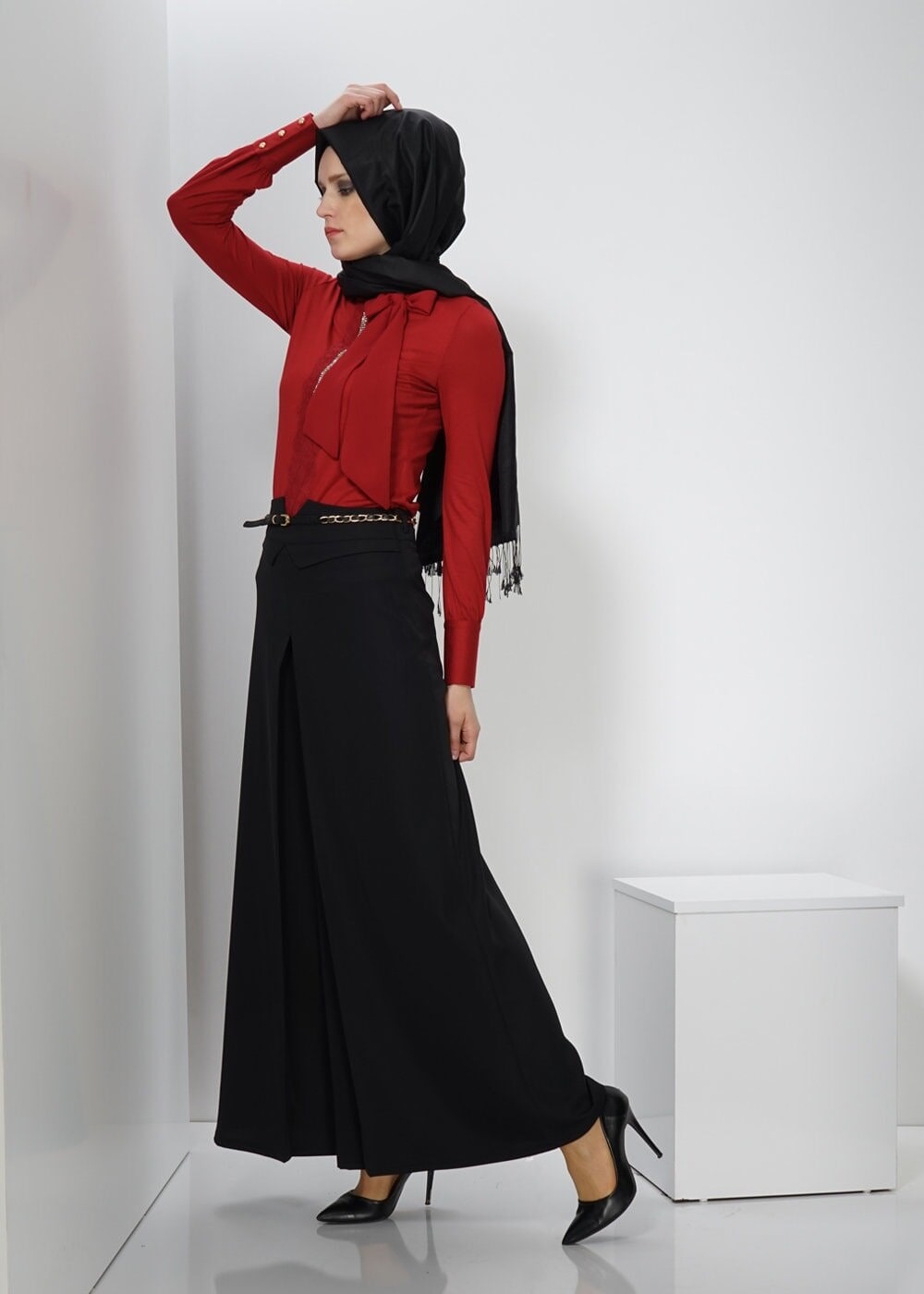 Tesettür giyim BORDO YAKASI BAĞLAMA DETAYLI İŞLEMELİ BLUZ 4374