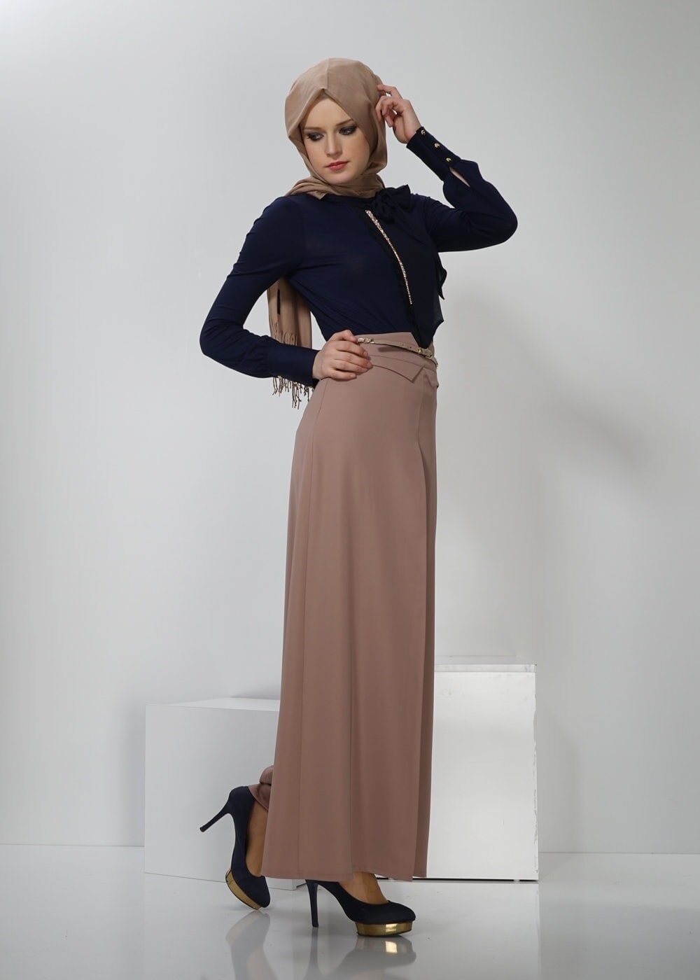 Tesettür giyim LACİVERT YAKASI BAĞLAMA DETAYLI İŞLEMELİ BLUZ 4374