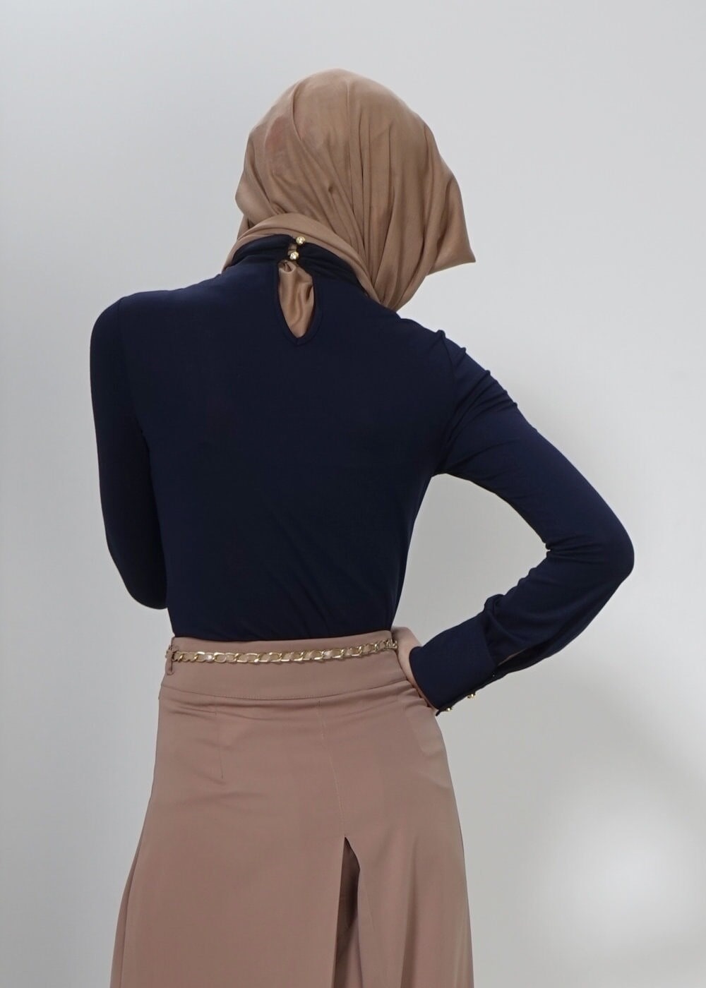 Tesettür giyim LACİVERT YAKASI BAĞLAMA DETAYLI İŞLEMELİ BLUZ 4374