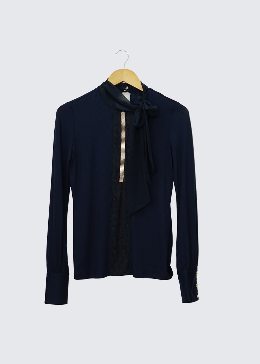 Tesettür giyim LACİVERT YAKASI BAĞLAMA DETAYLI İŞLEMELİ BLUZ 4374