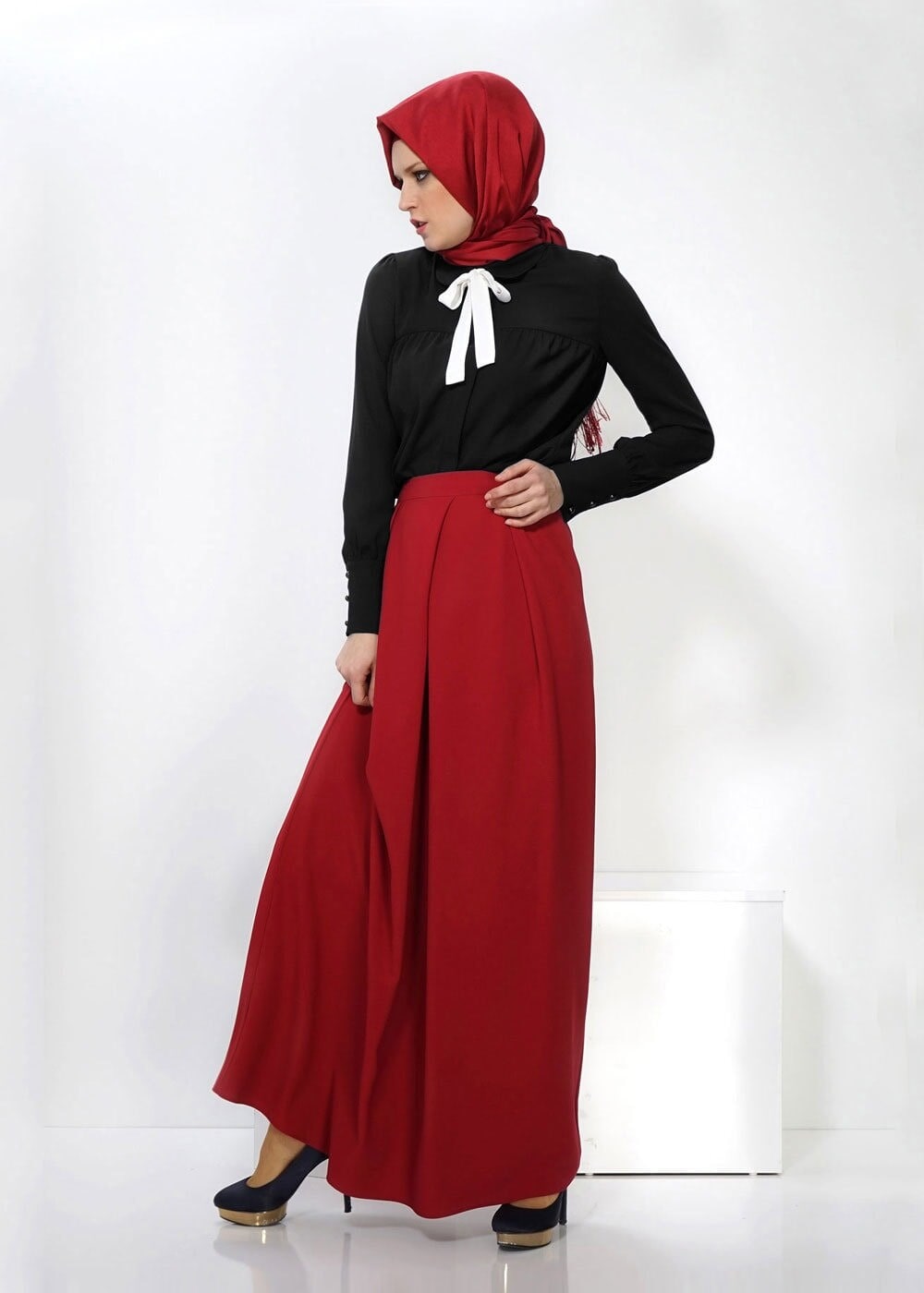 Tesettür giyim SİYAH YAKASI BAĞLAMA DETAYLI BLUZ 4460 