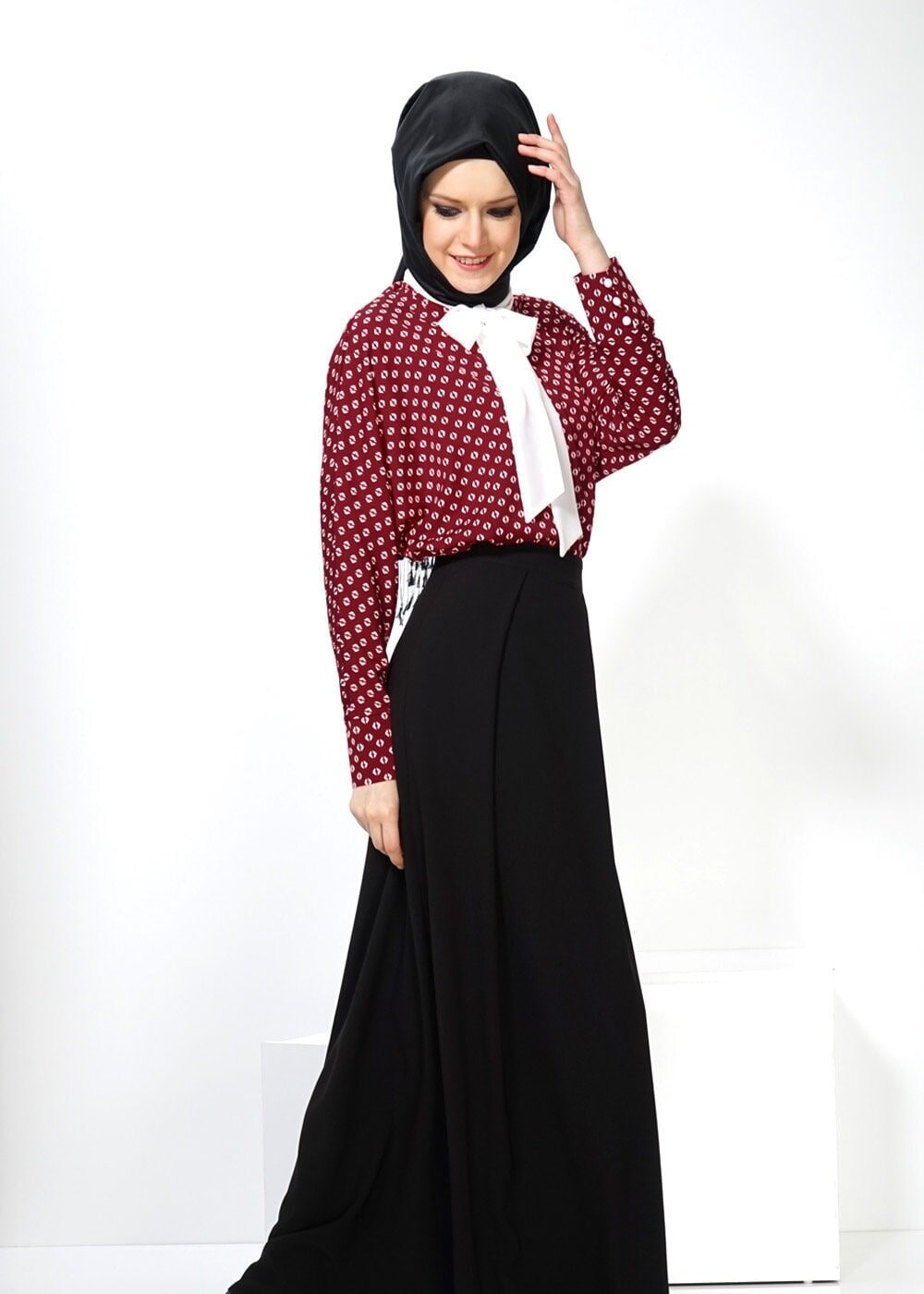 Tesettür giyim BORDO YAKASI BAĞLAMALI DESENLİ KREP BLUZ 4494
