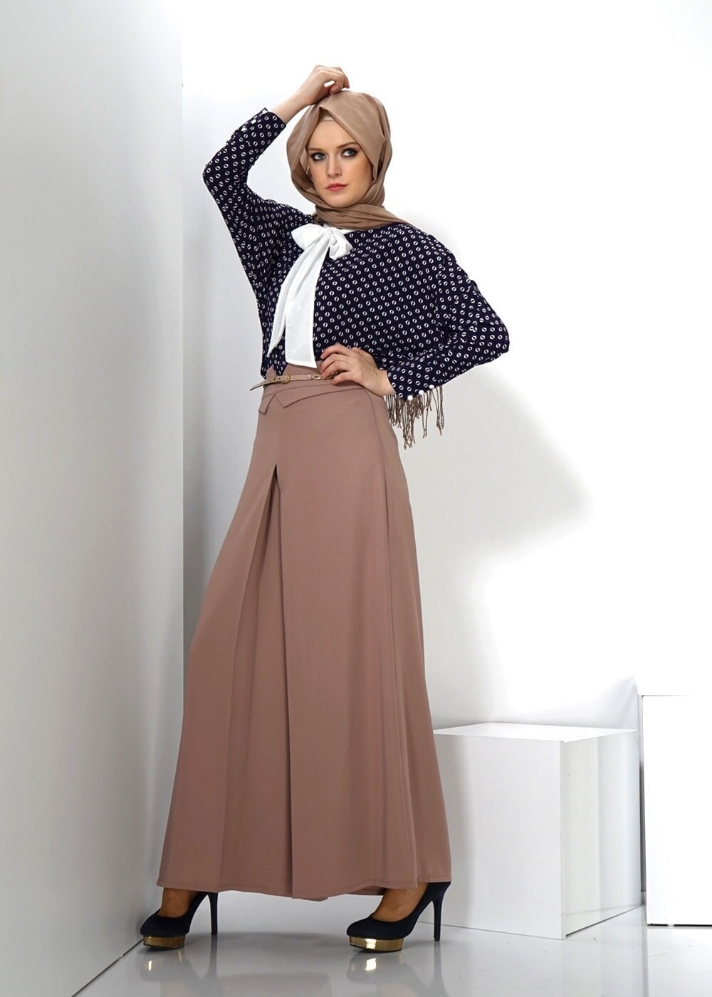 Tesettür giyim LACİVERT YAKASI BAĞLAMALI DESENLİ KREP BLUZ 4494