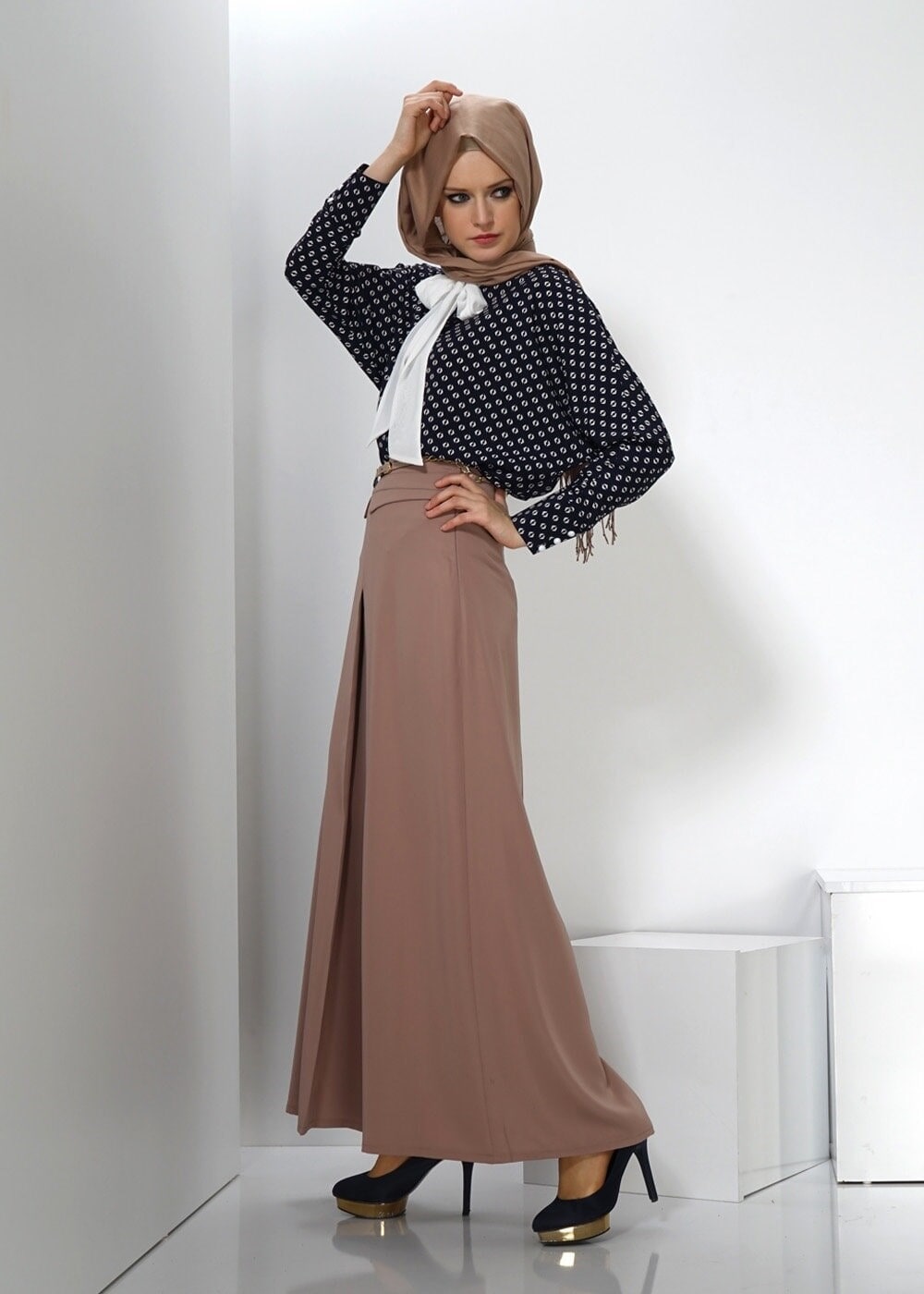 Tesettür giyim LACİVERT YAKASI BAĞLAMALI DESENLİ KREP BLUZ 4494