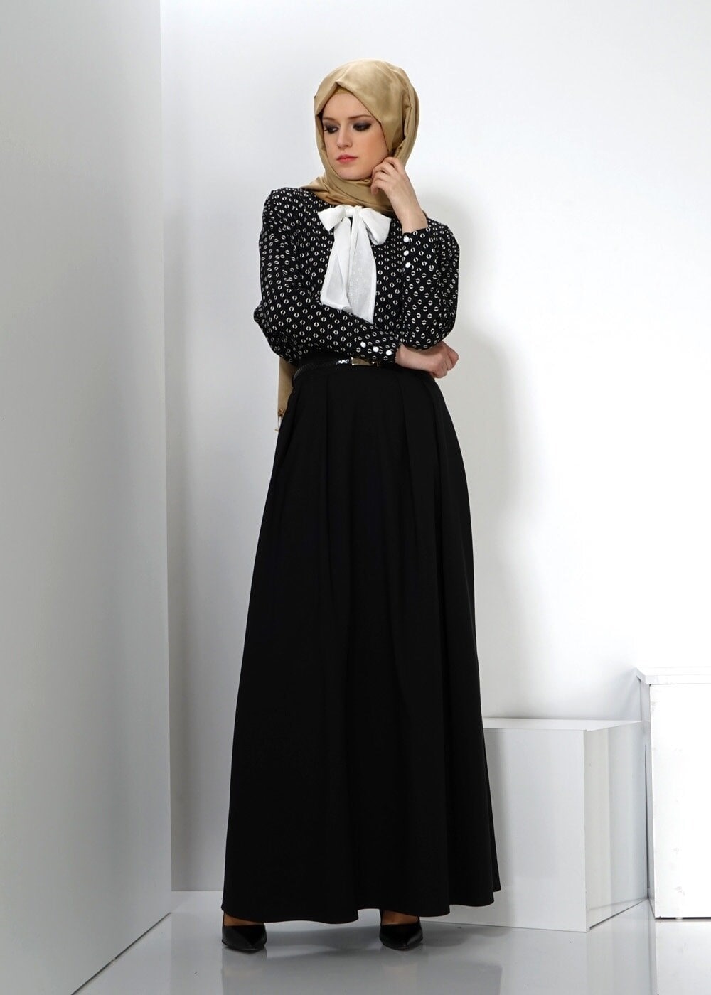 Tesettür giyim SİYAH YAKASI BAĞLAMALI DESENLİ KREP BLUZ 4494