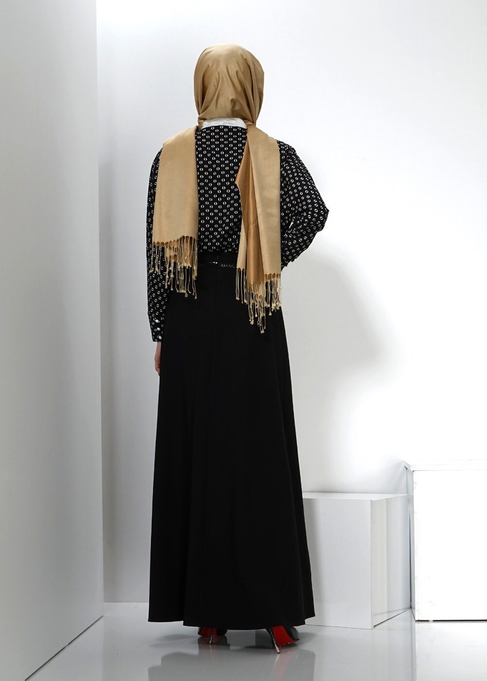 Tesettür giyim SİYAH YAKASI BAĞLAMALI DESENLİ KREP BLUZ 4494