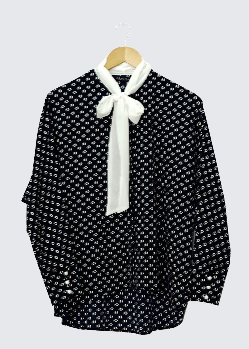 Tesettür giyim SİYAH YAKASI BAĞLAMALI DESENLİ KREP BLUZ 4494