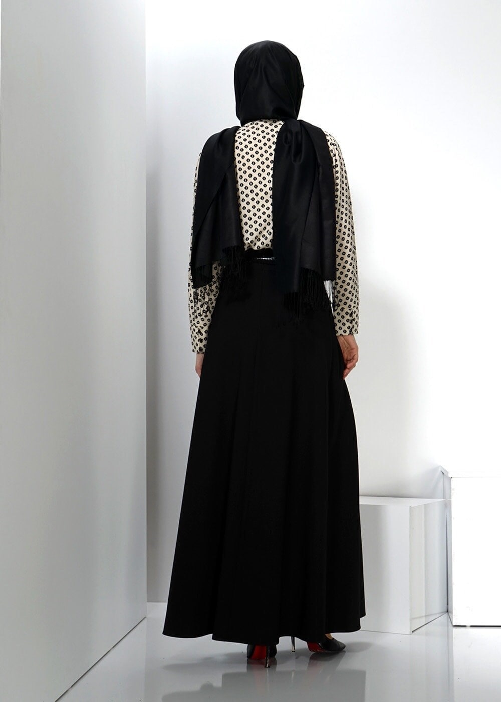 Tesettür giyim BEJ YAKASI BAĞLAMALI DESENLİ KREP BLUZ 4494