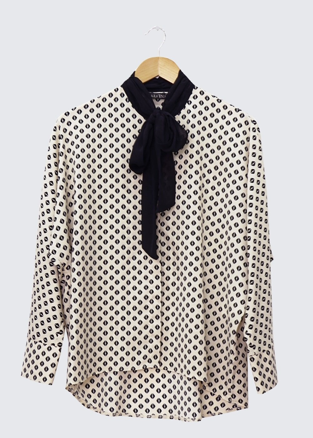 Tesettür giyim BEJ YAKASI BAĞLAMALI DESENLİ KREP BLUZ 4494