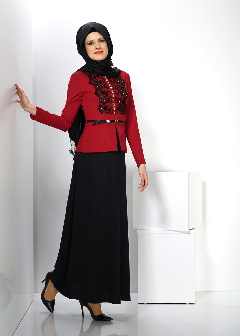 Tesettür giyim KIRMIZI İŞLEMELİ TAŞ DETAYLI ELBİSE 3025