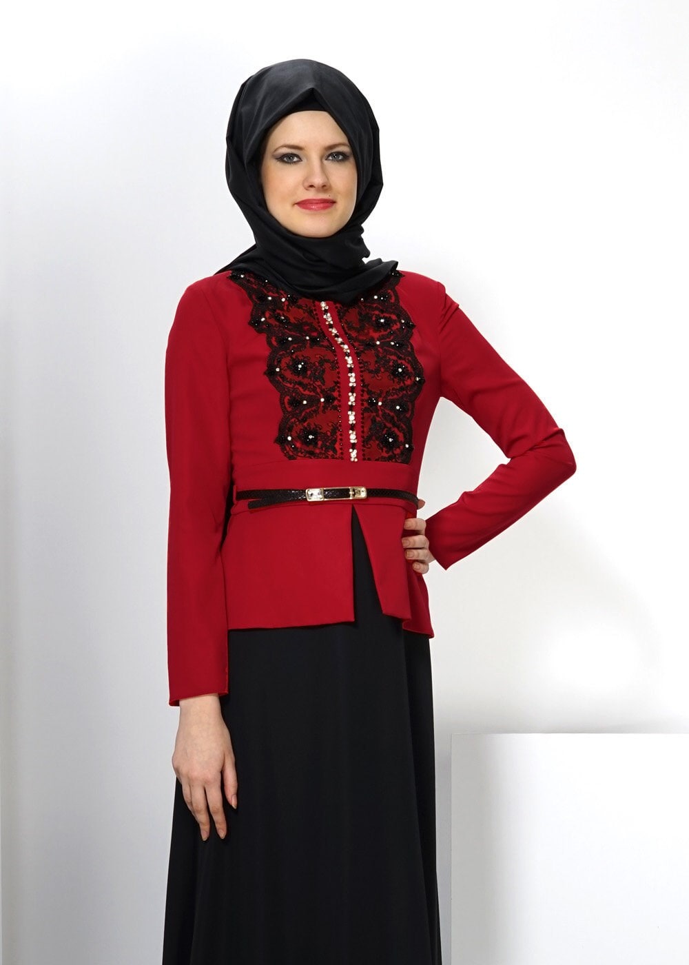 Tesettür giyim KIRMIZI İŞLEMELİ TAŞ DETAYLI ELBİSE 3025