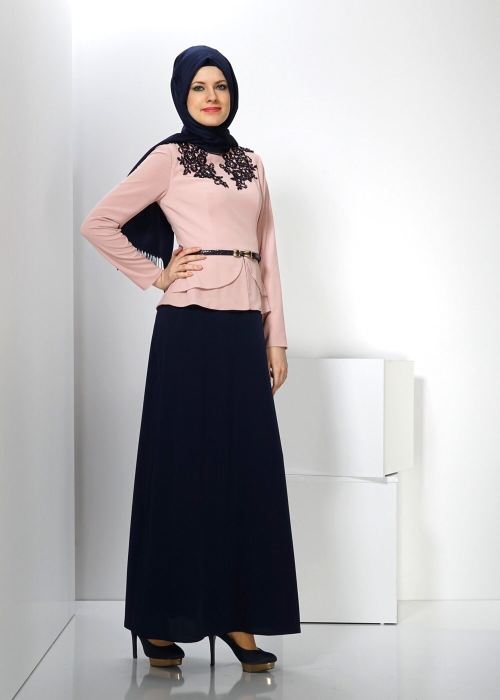 Tesettür giyim PEMBE İŞLEMELİ TAŞ BASKILI ELBİSE 3049