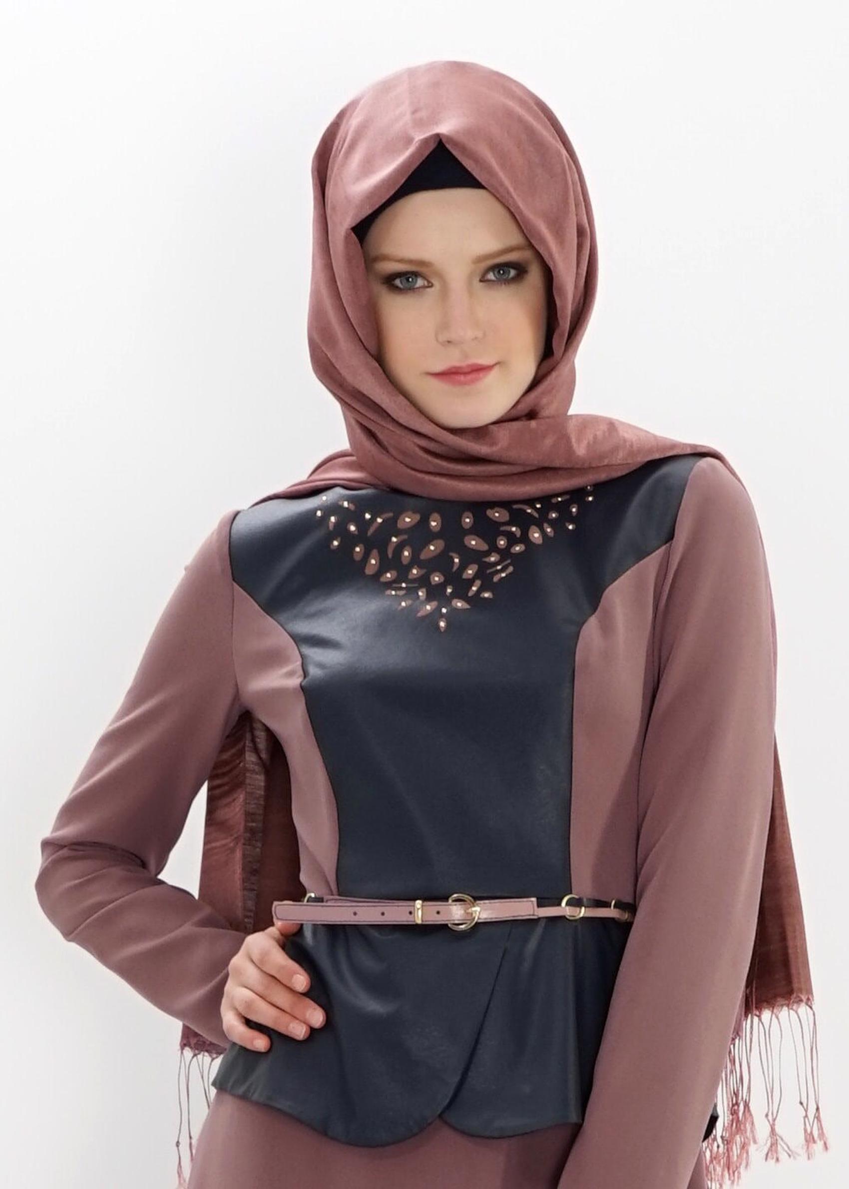 Tesettür giyim PEMBE DERİ DETAYLI ELBİSE 4304 