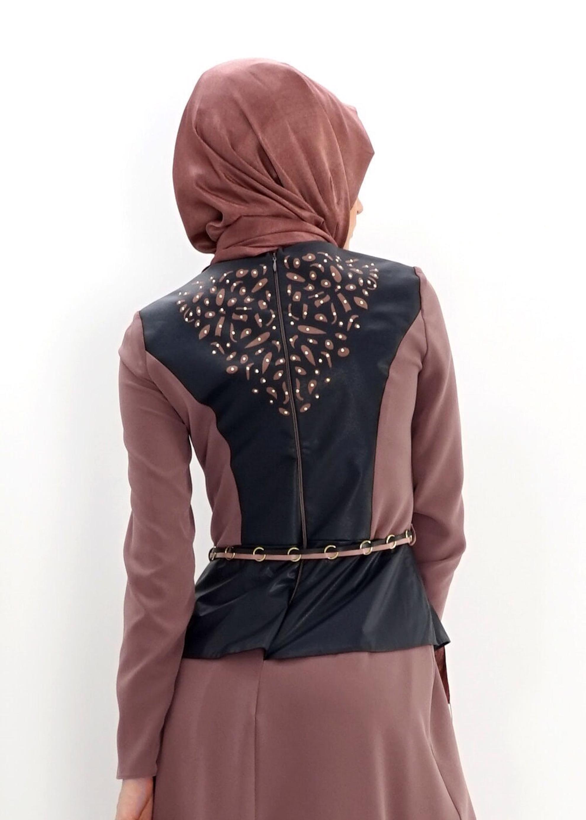 Tesettür giyim PEMBE DERİ DETAYLI ELBİSE 4304 