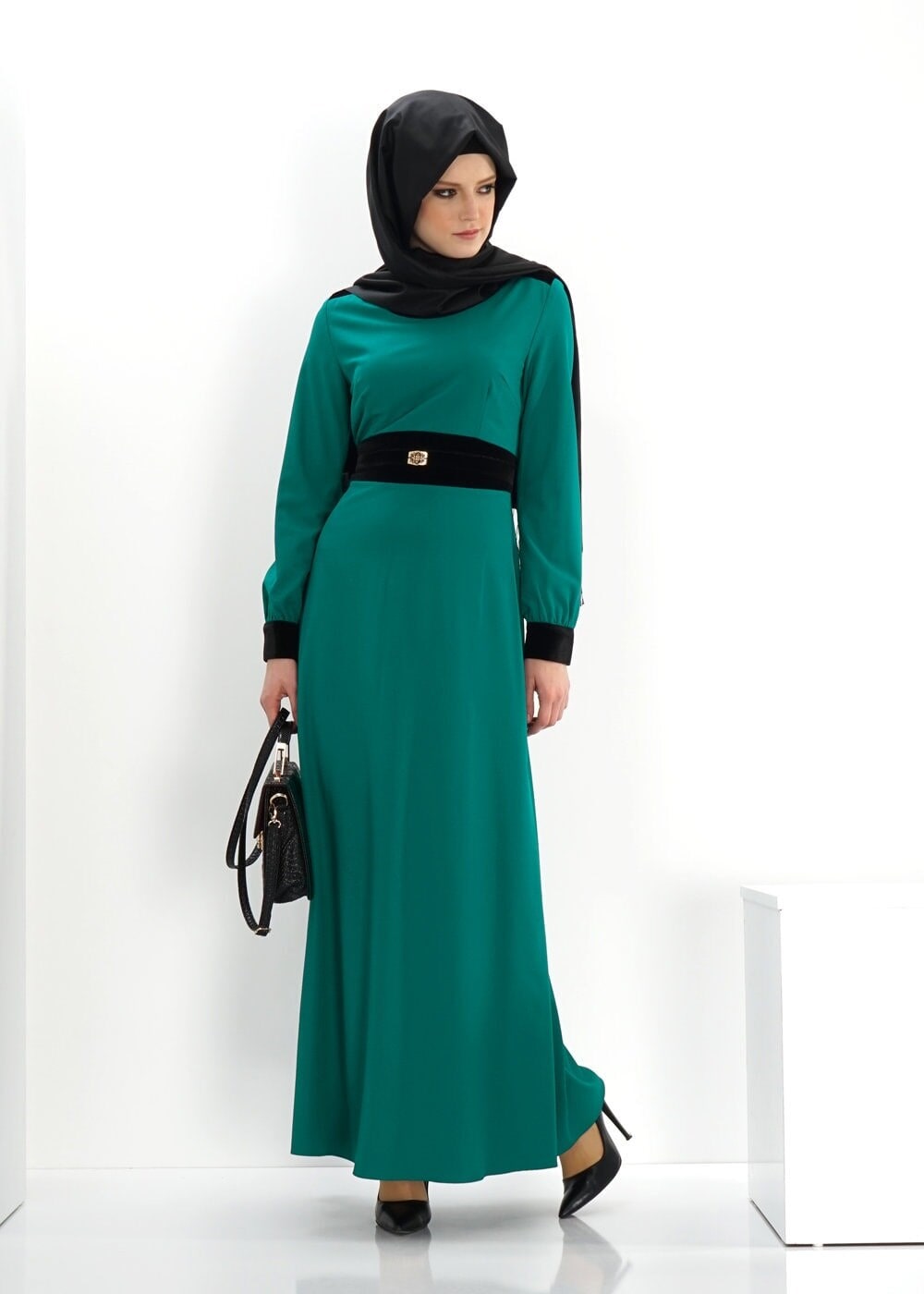 Tesettür giyim YEŞİL BELİ BAĞLAMA DETAYLI TAŞLI ELBİSE 4375