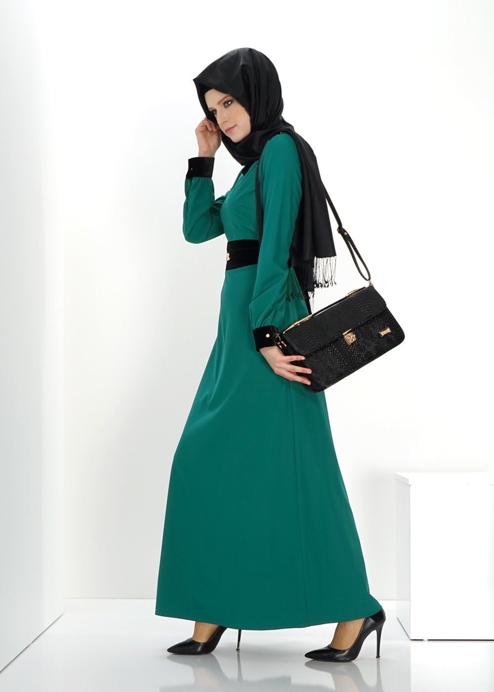 Tesettür giyim YEŞİL BELİ BAĞLAMA DETAYLI TAŞLI ELBİSE 4375
