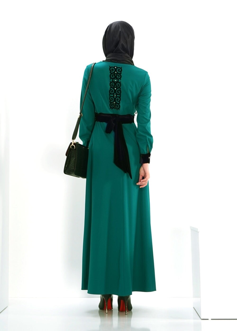 Tesettür giyim YEŞİL BELİ BAĞLAMA DETAYLI TAŞLI ELBİSE 4375