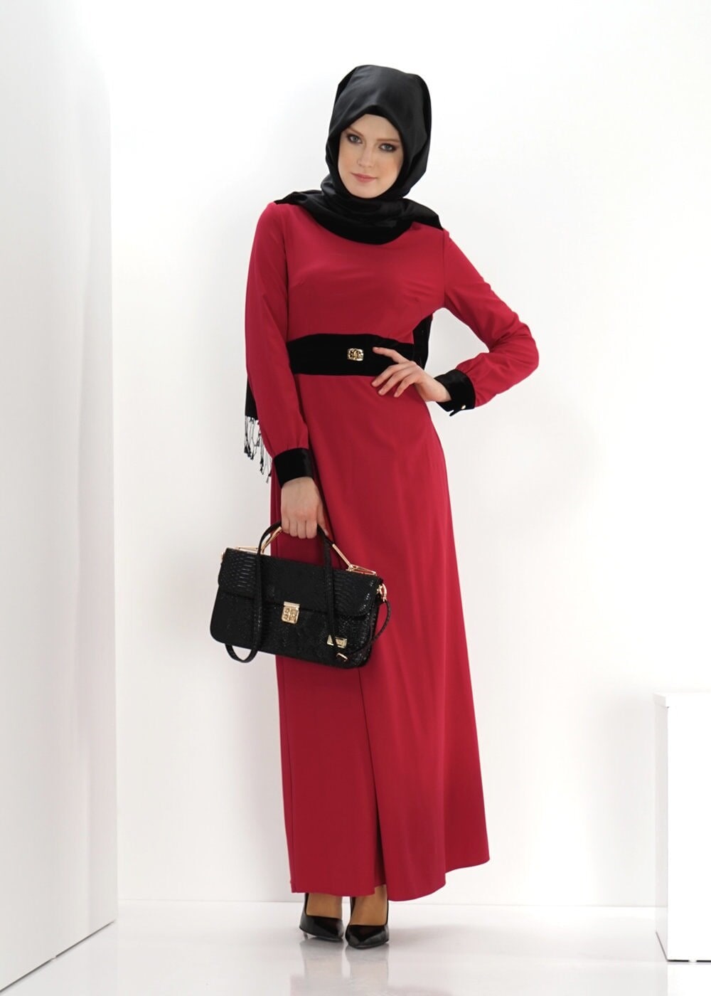 Tesettür giyim KIRMIZI BELİ BAĞLAMA DETAYLI TAŞLI ELBİSE 4375