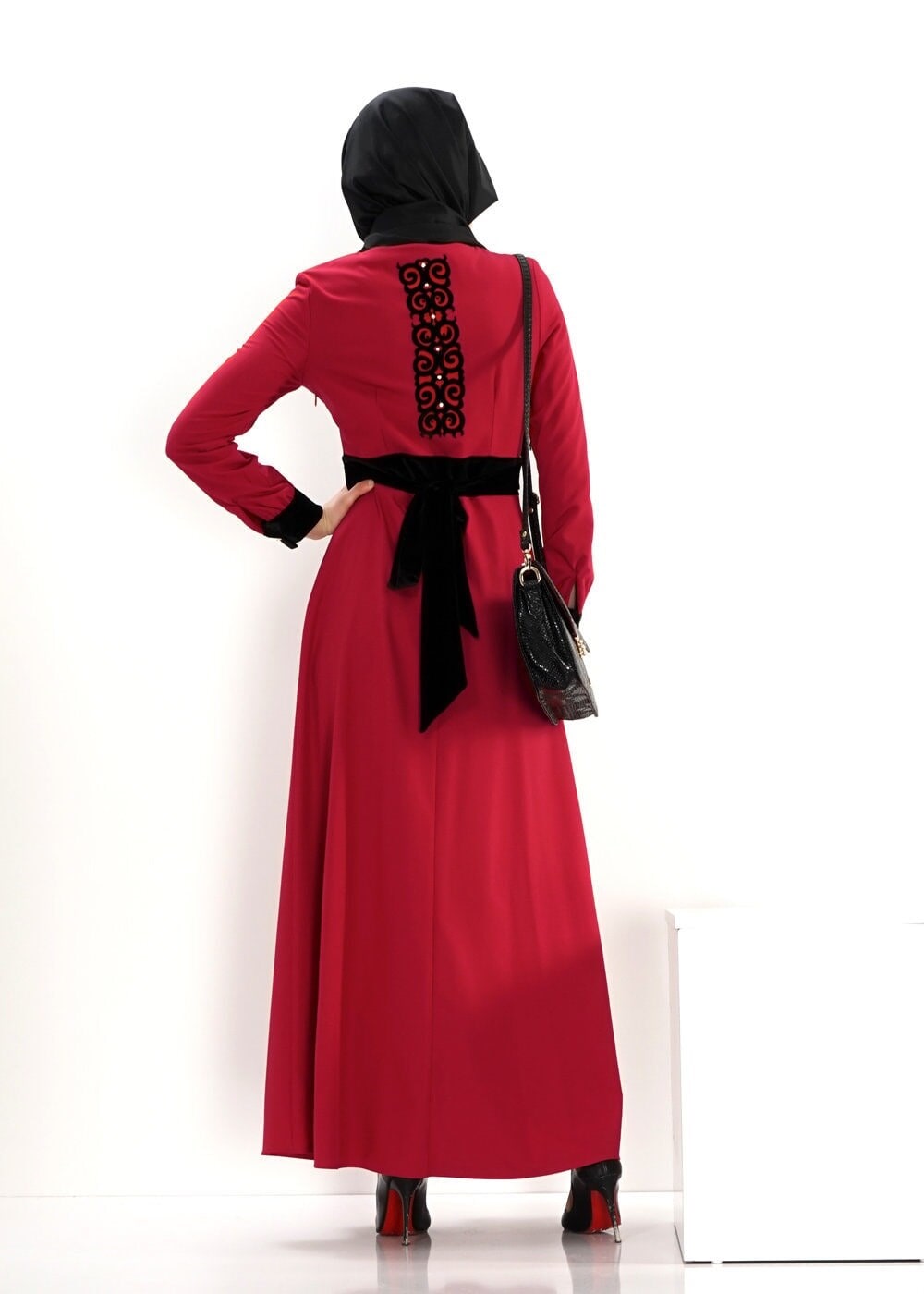 Tesettür giyim KIRMIZI BELİ BAĞLAMA DETAYLI TAŞLI ELBİSE 4375