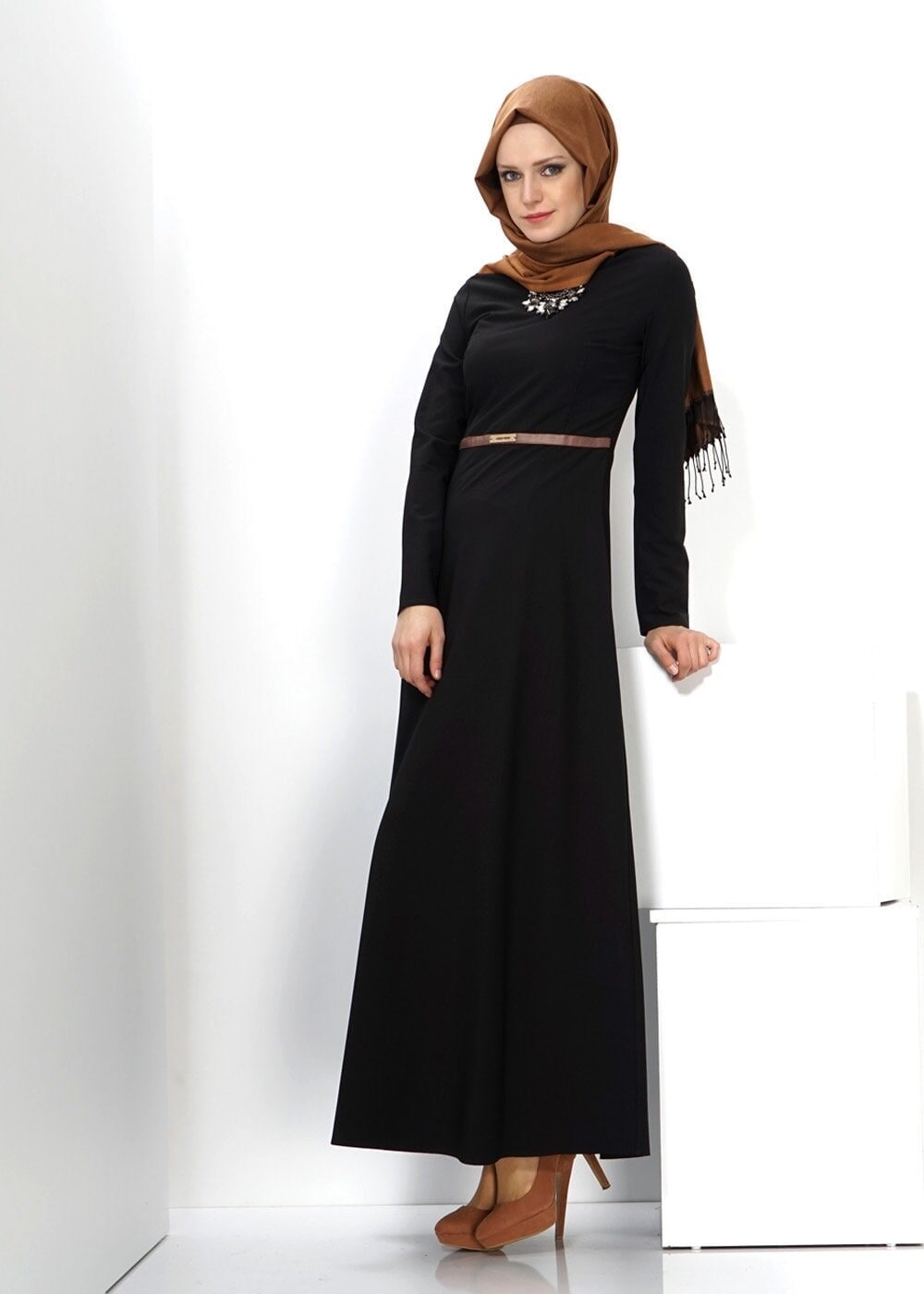 Tesettür giyim SİYAH SIRTI ŞERİT DETAYLI FERMUARLI ELBİSE 4403