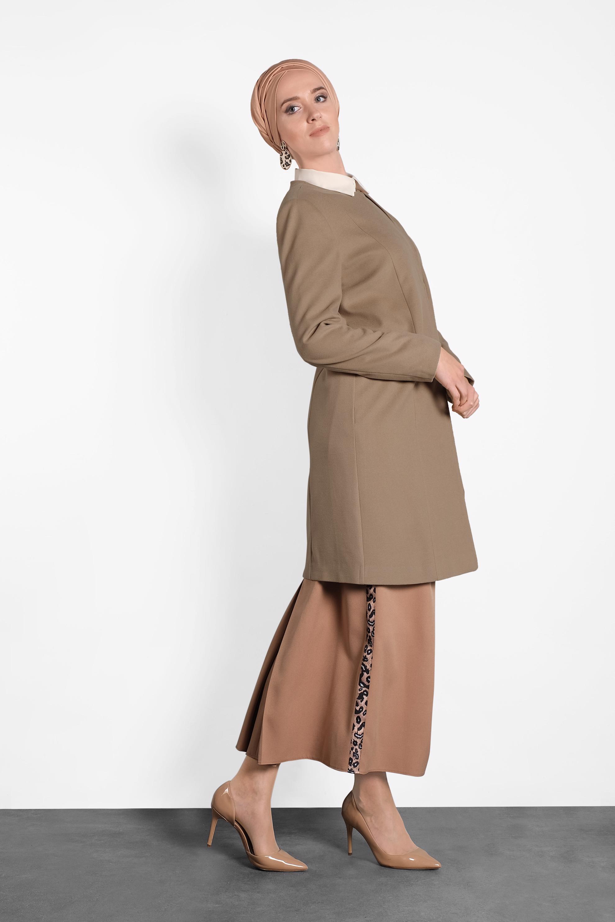 Tesettür giyim BEJ ÇITÇITLI FERMUARLI KABAN 9318 