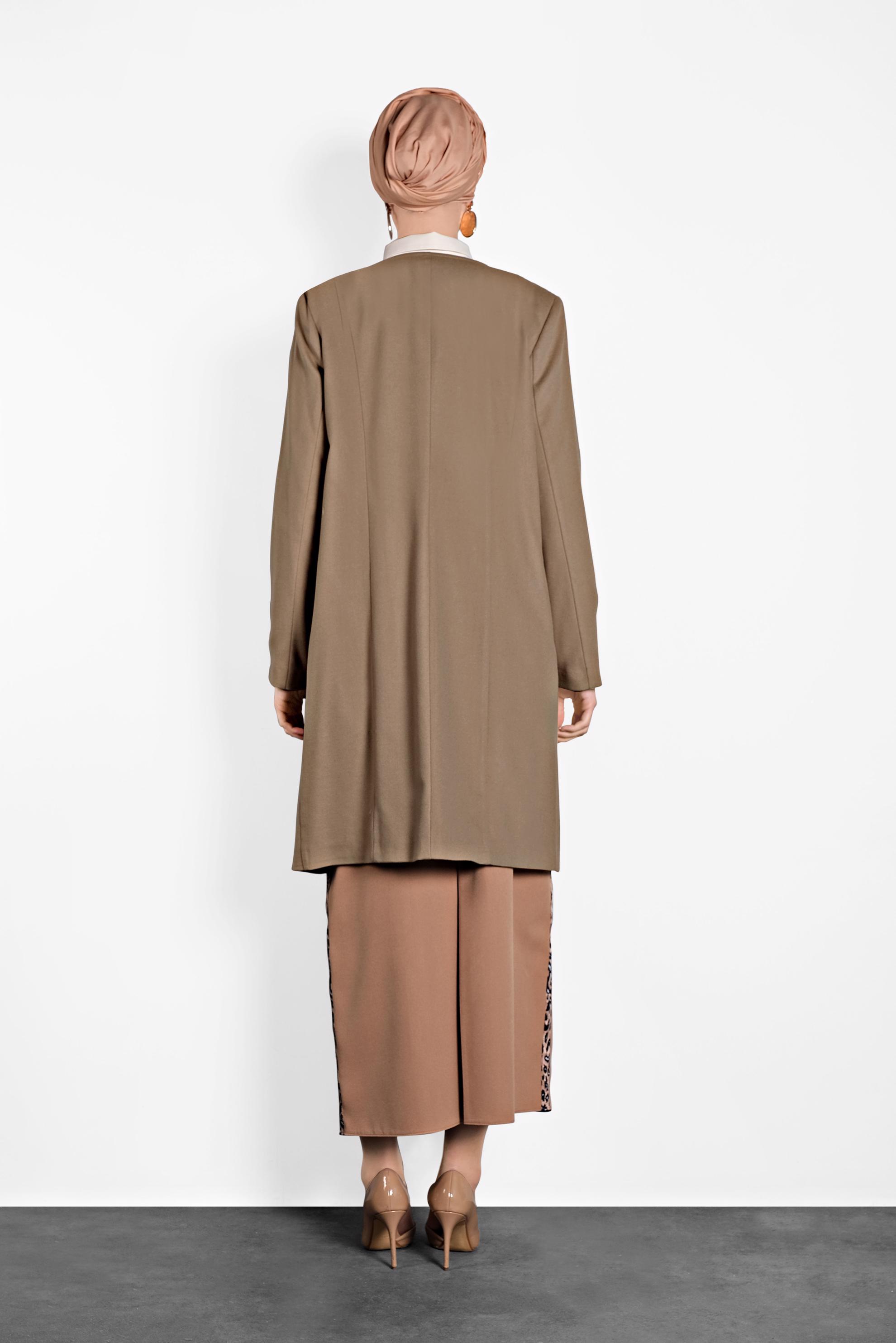 Tesettür giyim BEJ ÇITÇITLI FERMUARLI KABAN 9318 