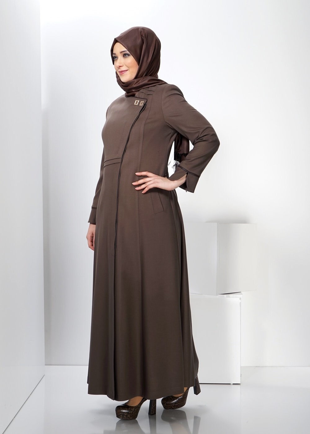 Tesettür giyim VİZON CEP DETAYLI DÜZ MANTO 9312