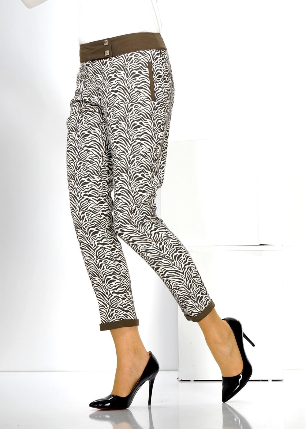 Tesettür giyim HAKİ DESENLİ DAR PAÇA PANTOLON 7802