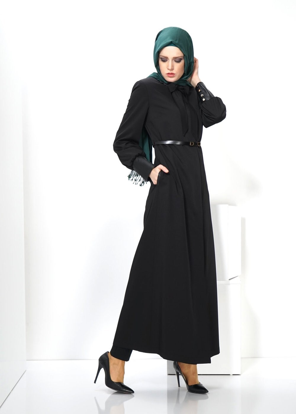 Tesettür giyim SİYAH YAKASI BAĞLAMA DETAYLI PARDESÜ 1403 