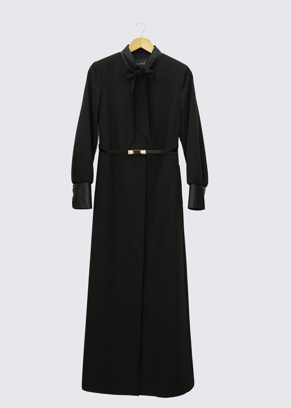 Tesettür giyim SİYAH YAKASI BAĞLAMA DETAYLI PARDESÜ 1403 