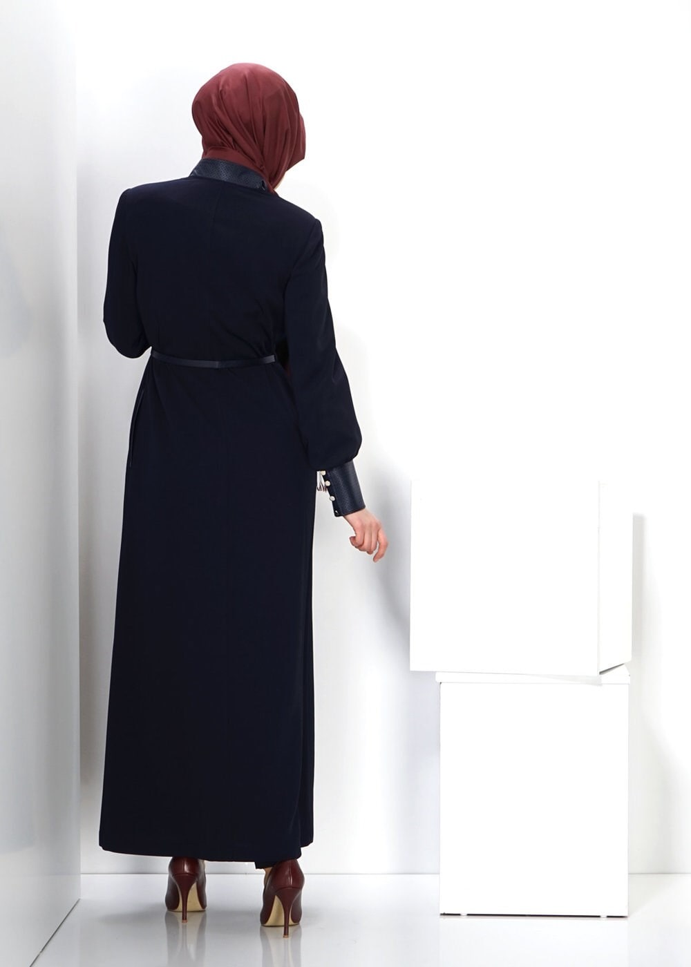 Tesettür giyim LACİVERT YAKASI BAĞLAMA DETAYLI PARDESÜ 1403 