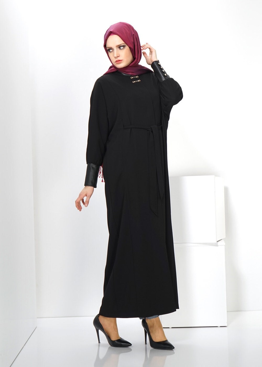 Tesettür giyim SİYAH MANŞETLERİ DERİ DETAYLI HAKİM YAKA PARDESÜ 1407 