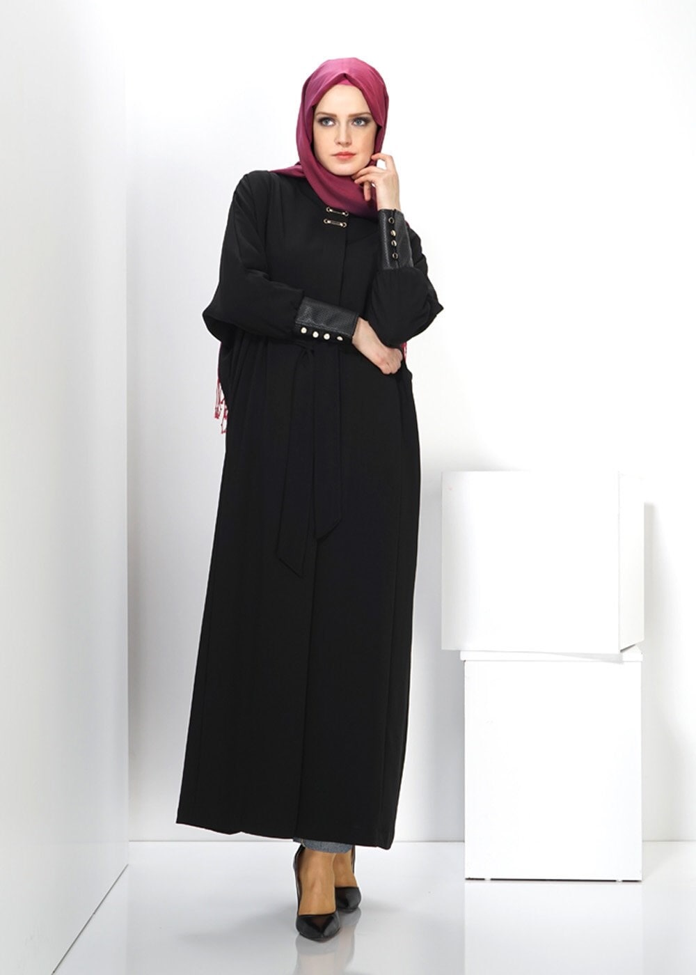 Tesettür giyim SİYAH MANŞETLERİ DERİ DETAYLI HAKİM YAKA PARDESÜ 1407 