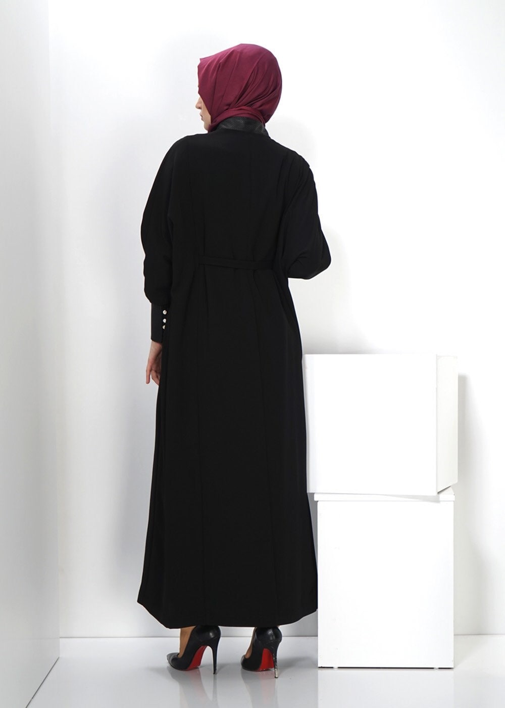 Tesettür giyim SİYAH MANŞETLERİ DERİ DETAYLI HAKİM YAKA PARDESÜ 1407 