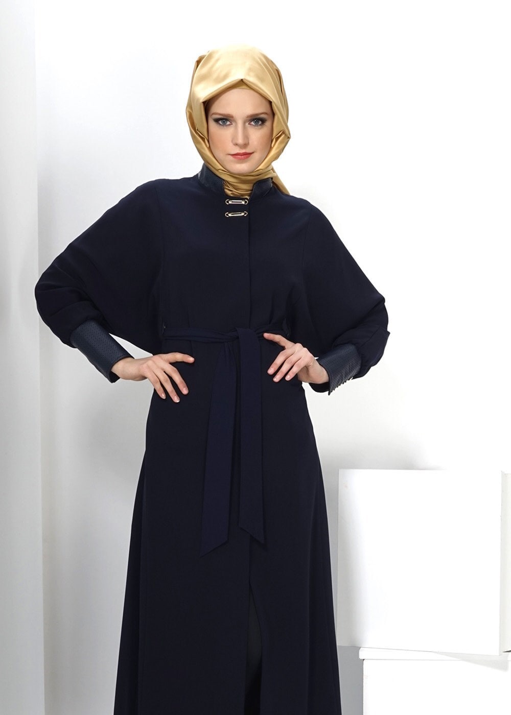 Tesettür giyim LACİVERT MANŞETLERİ DERİ DETAYLI HAKİM YAKA PARDESÜ 1407 