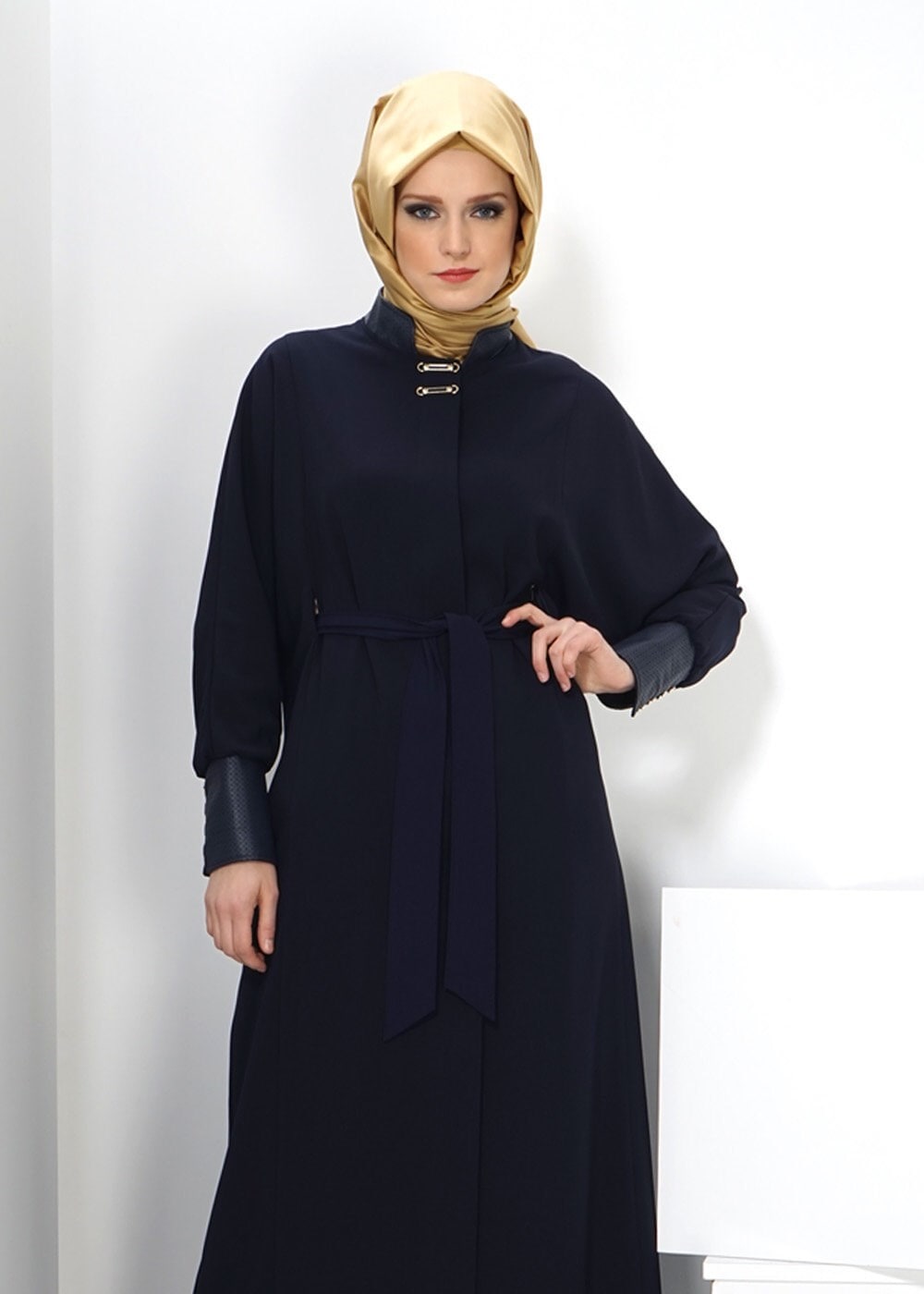 Tesettür giyim LACİVERT MANŞETLERİ DERİ DETAYLI HAKİM YAKA PARDESÜ 1407 