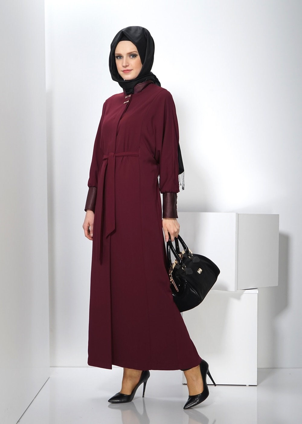 Tesettür giyim BORDO MANŞETLERİ DERİ DETAYLI HAKİM YAKA PARDESÜ 1407 