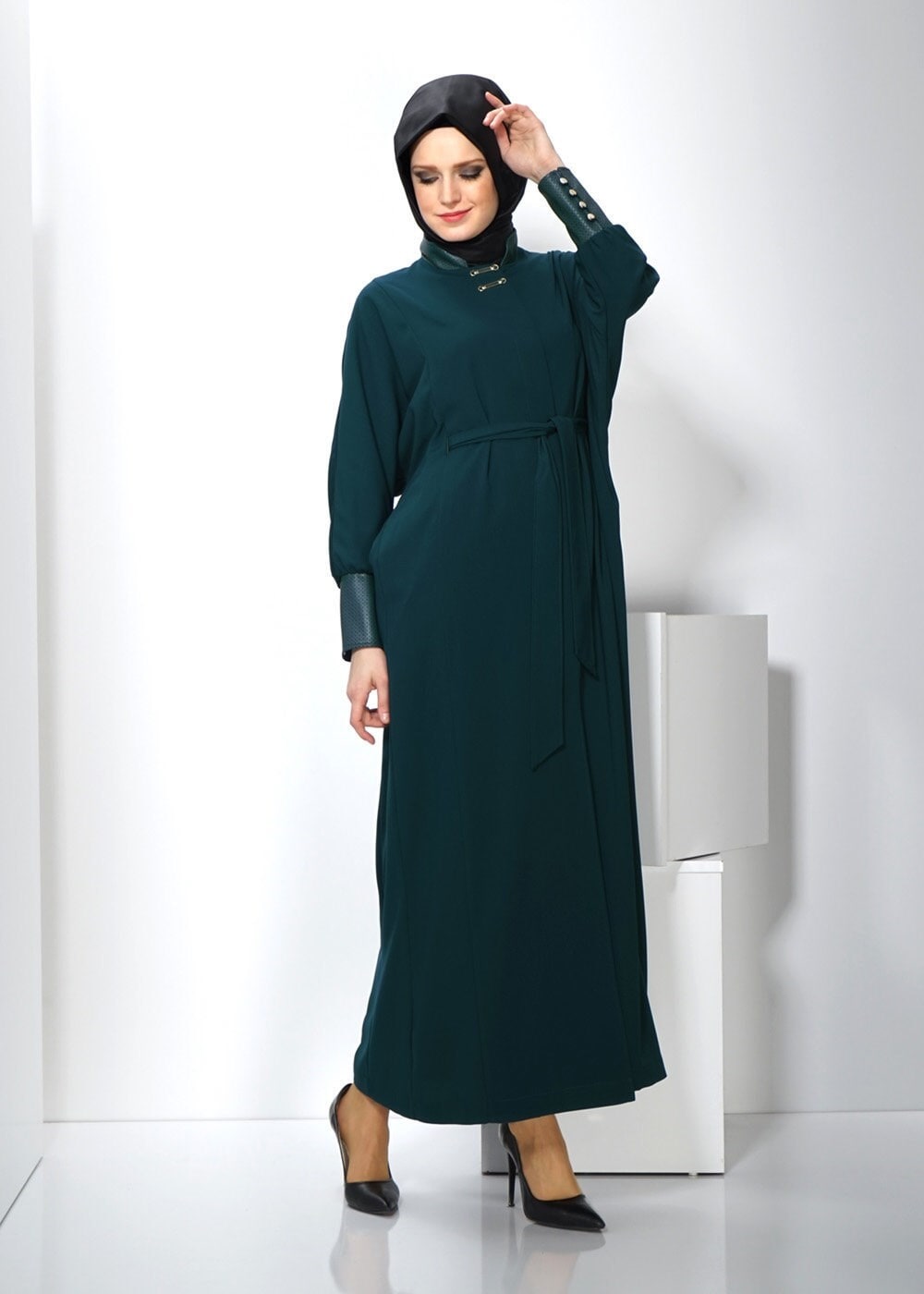 Tesettür giyim YEŞİL MANŞETLERİ DERİ DETAYLI HAKİM YAKA PARDESÜ 1407 