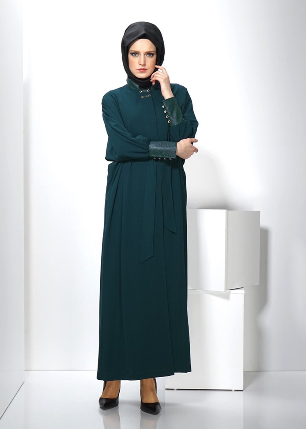 Tesettür giyim YEŞİL MANŞETLERİ DERİ DETAYLI HAKİM YAKA PARDESÜ 1407 
